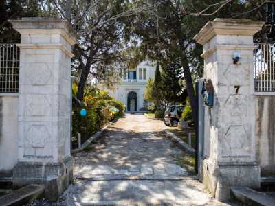 La scuola � infatti ospitata all�interno di Villa Anna, dimora storica di fine 800, separata dall�arteria trafficata da un cancello e da un ampio giardino